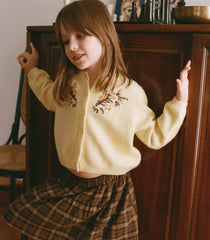 CARDIGAN EN CACHEMIRE BABETTE – BRODERIE FLORALE BOUTON D'OR