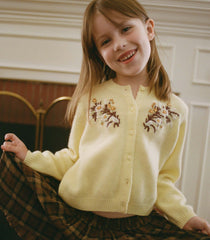 CARDIGAN EN CACHEMIRE BABETTE – BRODERIE FLORALE BOUTON D'OR