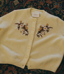 CARDIGAN EN CACHEMIRE BABETTE – BRODERIE FLORALE BOUTON D'OR